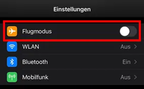 Screenshot des Einstellungsmenüs eines Telefons, auf dem die Option „Flugmodus“ mit einem Aus-Schalter hervorgehoben ist.