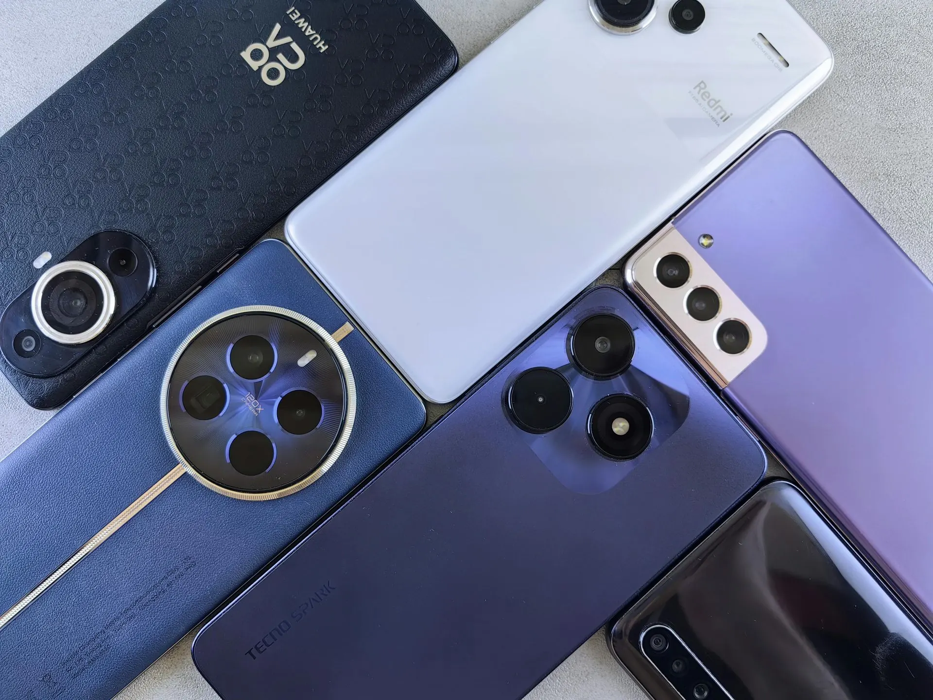 Zwei Smartphones auf einer grauen Oberfläche; eines ist mit einer App geöffnet, das andere zeigt Widgets an.