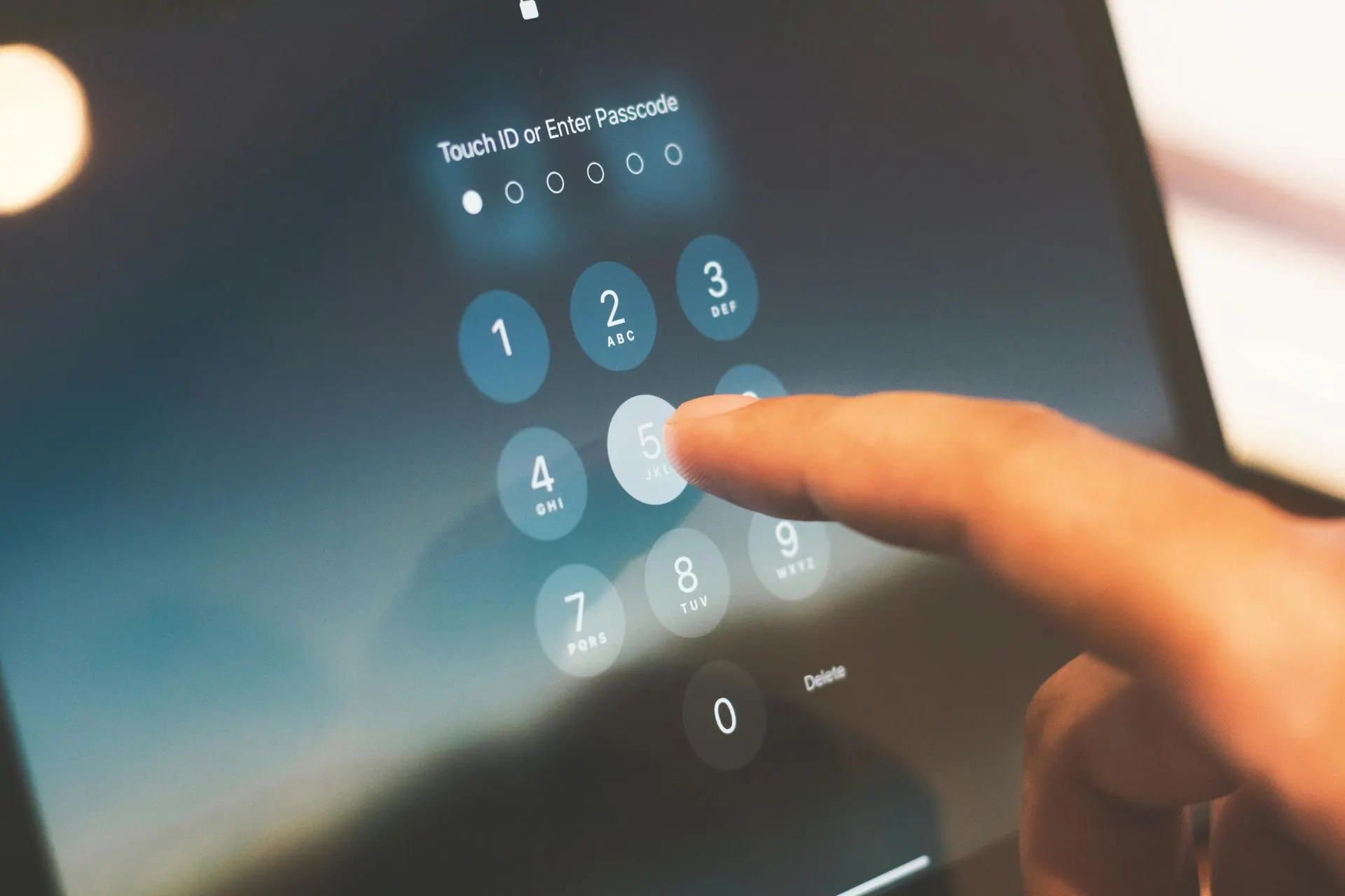 PIN-Eingabe per Hand auf dem Tablet-Bildschirm mit nummerierter Tastatur.