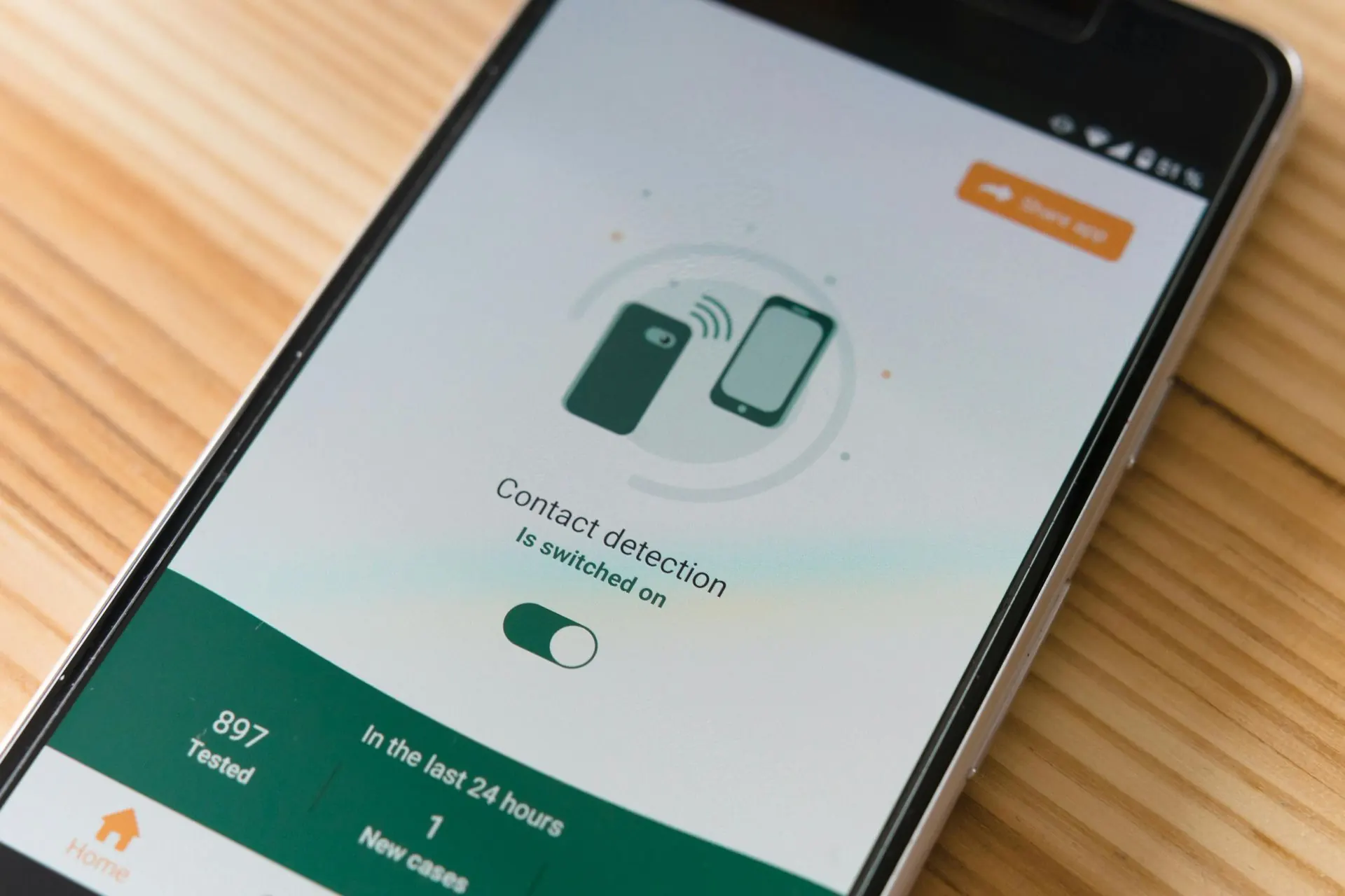 Smartphone-Bildschirm mit Kontakterkennung. Grüne und weiße Benutzeroberfläche, zwei Telefonsymbole und ein Schalter.